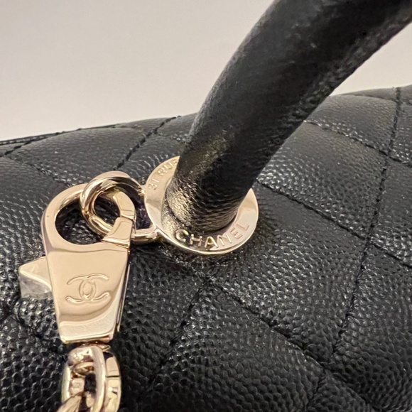 Medium Chanel with handle caviar leather - Picture 5 of 16